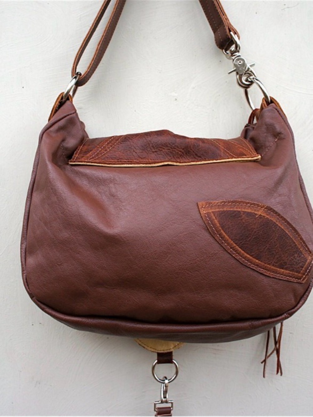 Handcrafted Retro Brown Leather Shoulder Bag with Decorative Stitching - Picture 2 of 16